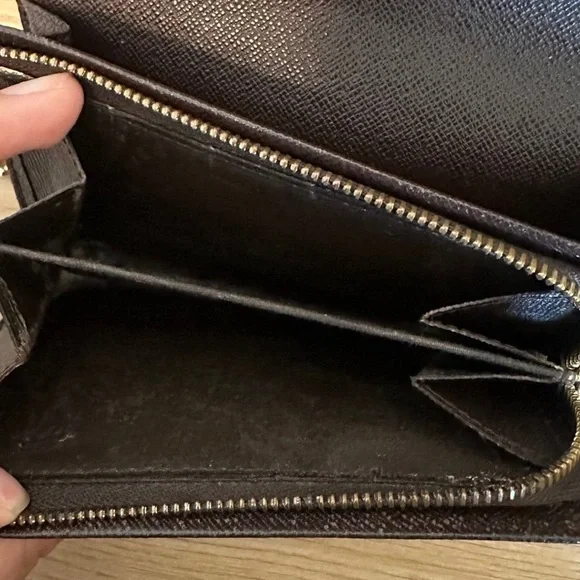LOUIS VUITTON | PRICE FIRM💲💥
Damier Porte Monnaie Billets Tresor Bifold Wallet - Picture 11 of 12